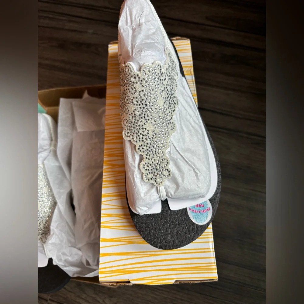 Cali yoga Skechers White and Black Sandals with Crystal Embellishments sz 8 - Picture 7 of 8